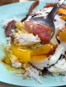 【巷子隱藏美食】超驚喜的「三眼蛋飯」，半凝固金黃米飯好誘人啊...