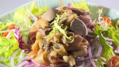 片皮鴨夾進港式菠蘿包 甜點鴨蛋布丁