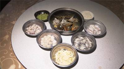 夏日生猛海鮮盛產!霸氣螃蟹粥料多到滿出來