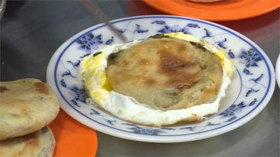 基隆拚體力特色早餐!荷包蛋蔥油餅再加一碗餛飩湯