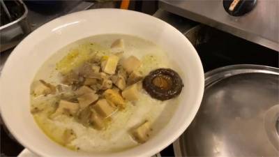 豆花店也賣拉麵?黑豆漿搭配薑黃麵 味道滑順爽口