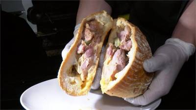 吃完這顆飽整天!酥脆麵包包入整隻豬腳 搭配起司超上癮