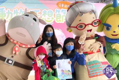 12歲以下免費入場 動物園兒童節人潮踴躍