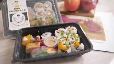 影/南韓大廚力挺醫護 親做水果餐盒贈「抗疫英雄」