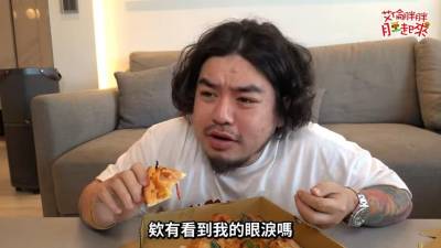 影/「佛神」試吃巨型雞佛披薩 作嘔噴淚吐感言
