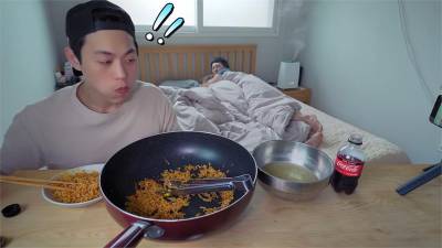 影/台灣泡麵魅力難擋!歐巴瞞熟睡老婆偷吃