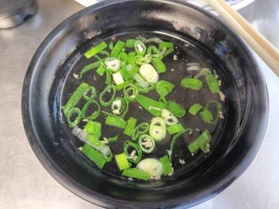 【素人隨食記】高雄鳳山美食推薦阿婆仔麵 菜色: 乾麵 滷味 免費青蔥清湯