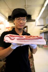 泥漿中滾出來的美味黑豬肉