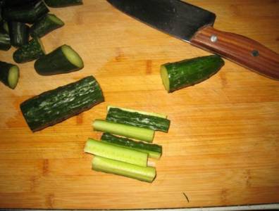 這樣腌的黃瓜可好吃了,給肉都不換!