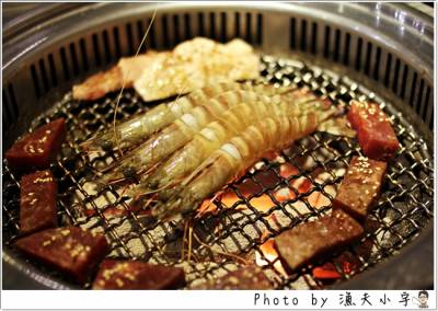 〔台北〕好客酒吧燒烤 ─ 深海琥珀蝦真是太美味了~(內附優惠兌換券!)