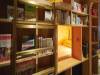 睡在書櫃裡是什麼感覺？日本超文青風特色旅店，讓你和5000本書睡在一起～