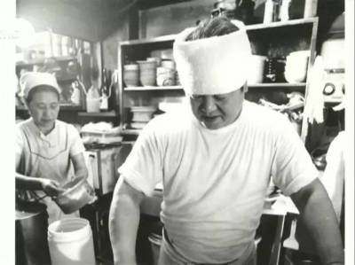 4小時賣出200碗拉麵，他在9平米小店做面46年，被稱為拉麵之神