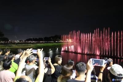 蘭潭音樂噴泉再現 50米超大水舞閃耀彩光