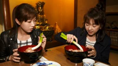 日本合掌村當地特有的《大蔥蕎麥麵》居然是用它來當筷子食用？！六月與方志友放下老公與孩子遊日本...