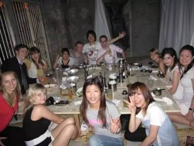 日本最變態餐廳！停屍房用餐，夜壺喝酒，顧客排隊求虐，給跪了！