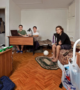8張「世界各地的大學生宿舍，竟然長這樣」的實拍照片。 2 俄羅斯男宿舍「地上那個白白」的是什麼...