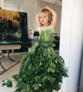 這個媽媽突發奇想竟把「水果和蔬菜」變成女兒的洋裝，「最後一件露背裝」更是讓大人目瞪口呆！