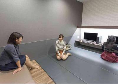這家日本網咖顛覆你的想像，只要600元就包上網 包睡 包盥洗室等等...