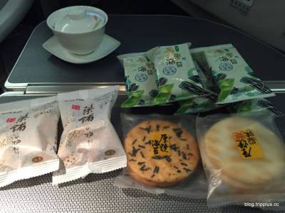 揪~~感心的航空服務體驗，台灣滿出來的人情味就是讚讚讚！！飛機上的餐點也是好到沒話說呦！
