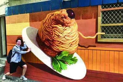 新興景點！！超級大SIZE的統一肉燥麵就豎立在牆面上...彩繪村再現50年代熟悉的經典美味，光看就餓了！