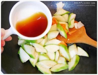 不到15分鐘就能完成！炎夏促進食慾的快速料理《三鮮絲瓜》食譜，不但顏色漂亮，還有豐富的營養哦...