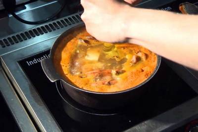 韓式海鮮豆腐鍋不配飯 彈牙拉麵更吸湯