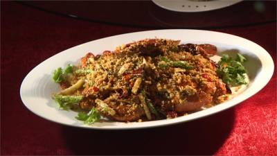 大排檔橋底辣蟹 現炸蒜酥香氣足